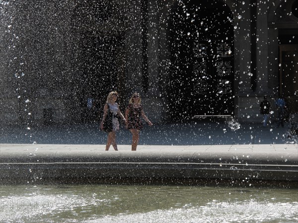 Promenade pres d'une fontaine a Paris