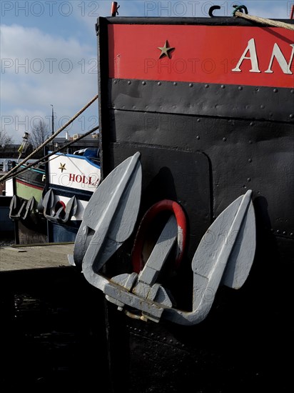 Proue et ancre de bateau