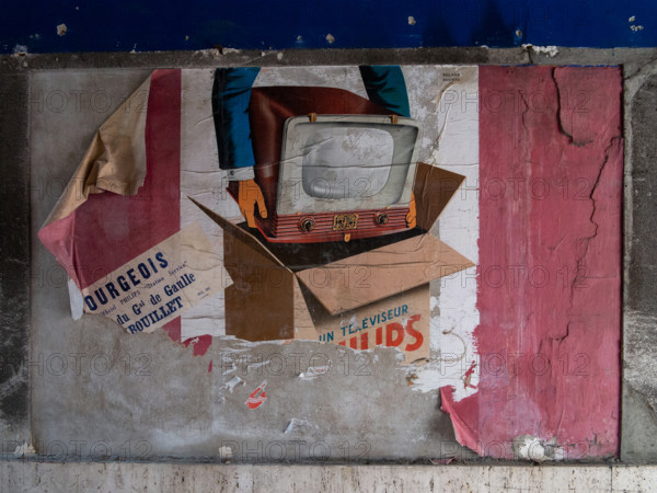 Affiche publicitaire déchirée