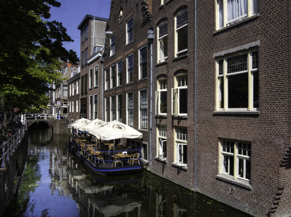 Terrasse flottante sur le Koornmarkt, à Delft
