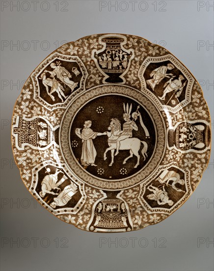 Assiette décorée de scènes antiques