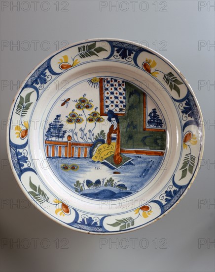 Assiette de style oriental figurant une geisha