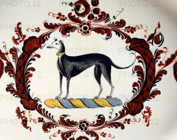 Détail d'un plat figurant un chien (lévrier)