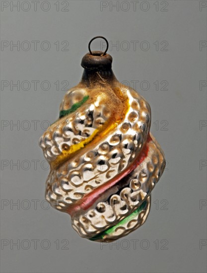 Christmas bauble: Decorated pine cone