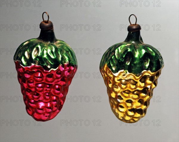 Boules de Noël : Deux pommes de pin ou framboises décorées
