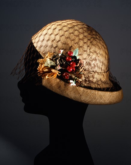 Chapeau de paille exotique de couleur beige