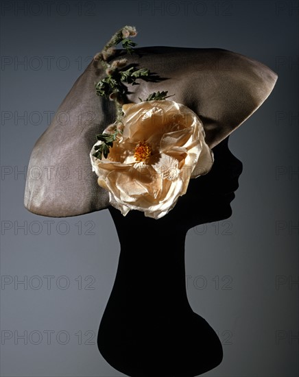 Chapeau " Balenciaga " en mousseline synthétique