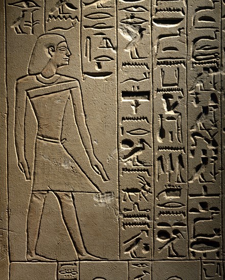 Détail de stèle en calcaire pour le défunt Neferniy, gardien de l'Arc du Pharaon