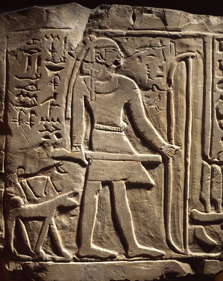 Détail du stèle en calcaire pour le défunt Ptahiu : Guerrier avec arc