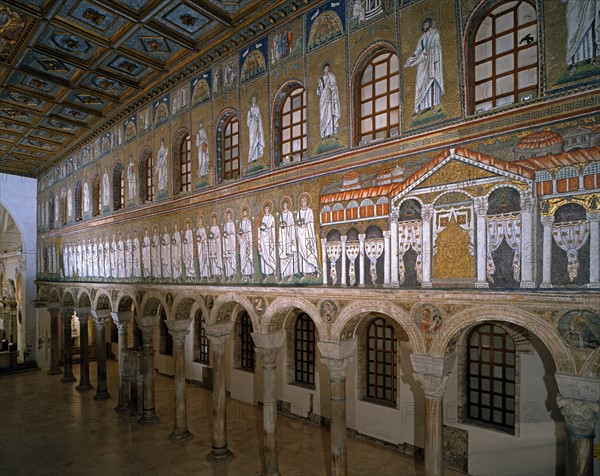 Basilique Sant'Apollinare Nuovo à Ravenne : vue de la nef