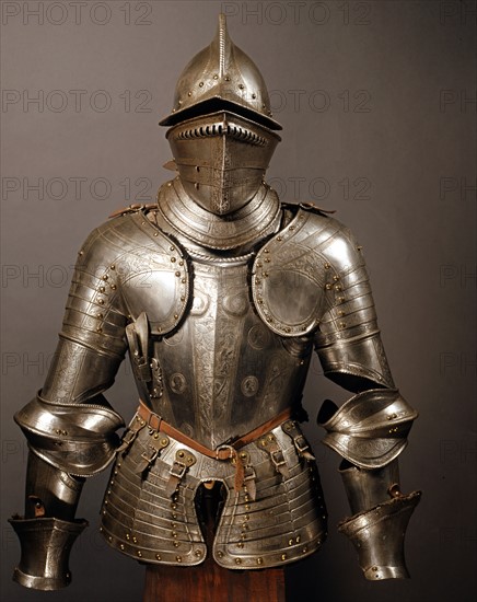 Armure de soldat à cheval en acier gravé