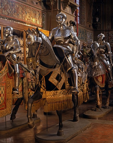 Armure de chevalier en acier repoussé