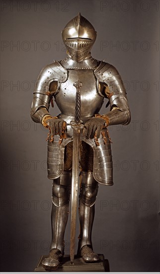 Armure de chevalier en acier gravé