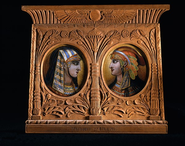 Cadre en bois sculpté en style égyptien avec portraits de Pharaon et de princesse égyptienne