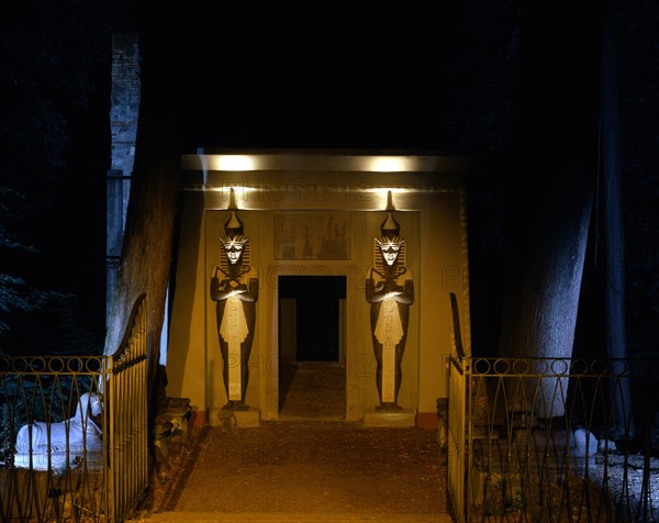 Entrée du petit temple égyptien commandité par Frederick Stibbert pour le parc de Villa Stibbert à Florence