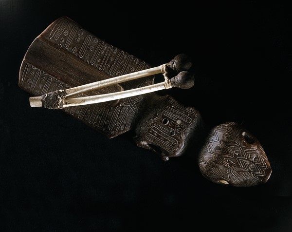 Serious zoomorphic tablet, and bird bone inhaler, from the Mahue ethnic group (Brazil)