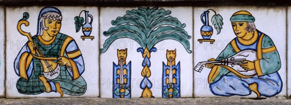 Majolique, Joueurs de musique dans un jardin de palmiers et des fontaines style normand.