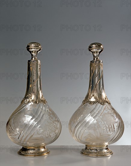 Deux bouteilles en cristal gravé
