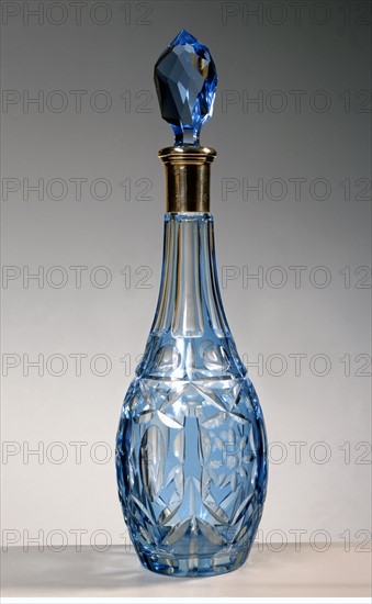 Bouteille de vin en cristal bleu et argent.