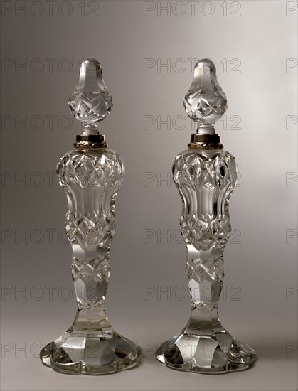 Flacons de parfum en cristal et argent.