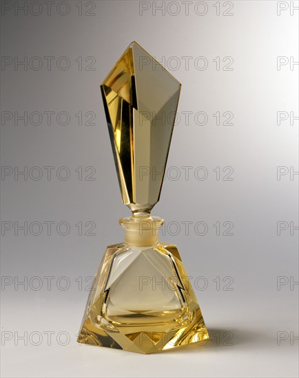 Flacon de parfum en cristal jaune.