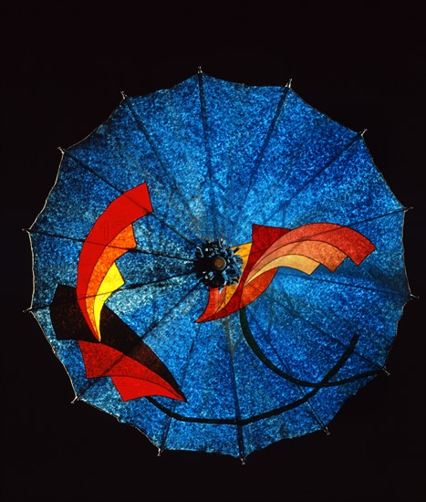 Ombrelle en feutre bleu, avec décor géométrique de style futuriste