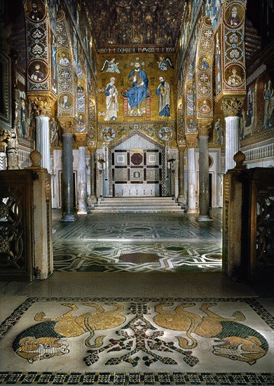Vue intérieure de la chapelle palatine de Palerme vers le trône royal

Palerme (Italie, Sicile), Palais des Normands, Chapelle Palatine (Palazzo dei Normanni, Cappella Palatina), consacrée en 1143.