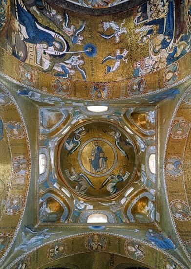Vue des mosaïques byzantines de la coupole et du transept de l'église Santa Maria dell'Ammiraglio, dite "La Martorana" à Palerme
Au centre de la coupole, le Christ Pantocrator
12e siècle.