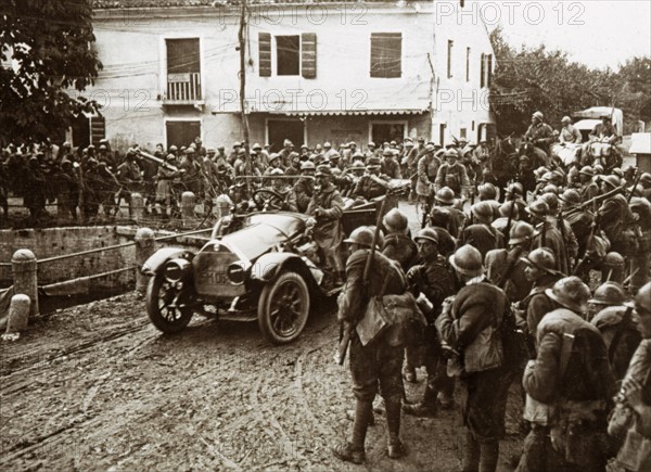 Troupes italiennes en chemin vers les lignes de combat en 1918