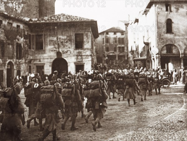 Troupes françaises se dirigeant vers le front italien, en 1917