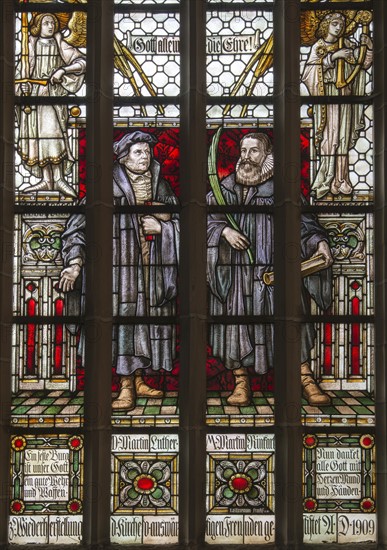 Martin Luther et Martin Rinckart. Vitrail de l'église Sainte-Anne à Eisleben