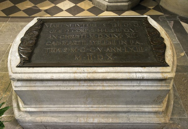 Tombe de Martin Luther dans la Schlosskirche de Wittemberg