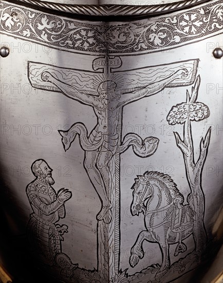 Détail gravé sur une armure fabriquée à Augsbourg : Le chevalier en prière devant le Christ en Croix