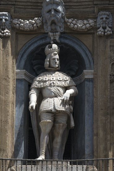 Statue de Philippe IV d'Espagne située dans une des niches de la Piazza dei Quattro Canti à Palerme