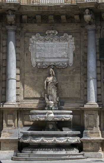 Fontaine avec statue allégorique représentant l'hiver située Piazza dei Quattro Canti à Palerme