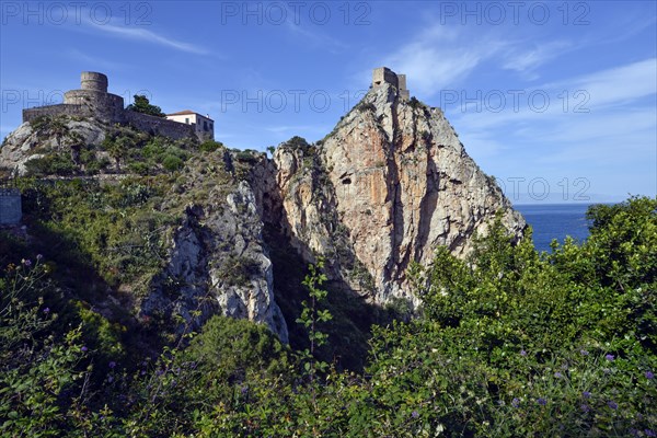 Falaise et château de Sant'Alessio en Sicile