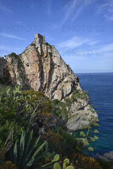 Falaise et château de Sant'Alessio en Sicile