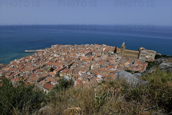 Vue de la ville de Cefalù depuis La Rocca