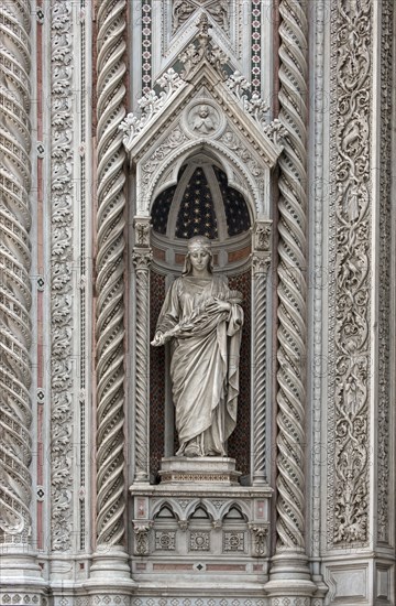 Statue de Santa Reparata, située sur le portail central de la Cathédrale de Florence (Italie)