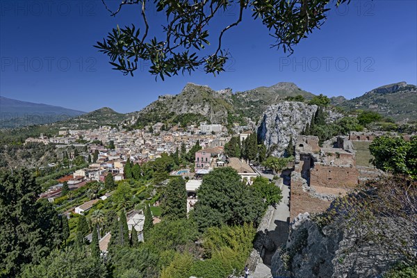 Vue de la ville et des collines vers Castelmola, à Taormina (Sicile)