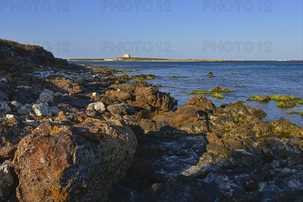 Vue sur les rochers et l'île de Capo Passero (Sicile)