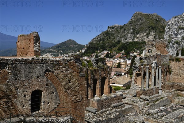 Vestiges de l'ancien théâtre gréco-romain à Taormina (Sicile)