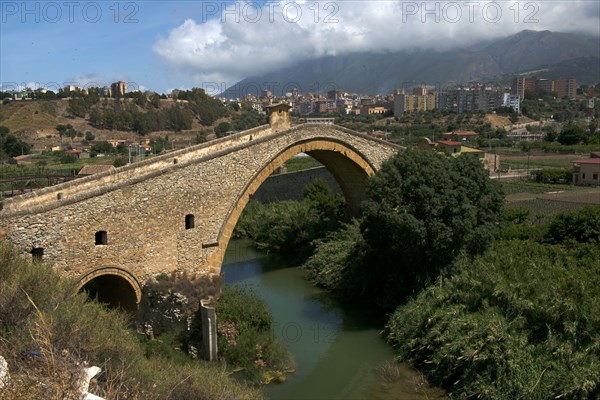 Pont monumental San Leonardo à Termini Imerese (Sicile)