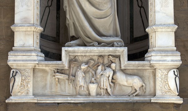 Détail d'un panneau sculpté d'une niche de l'église Orsanmichele à Florence (Italie)