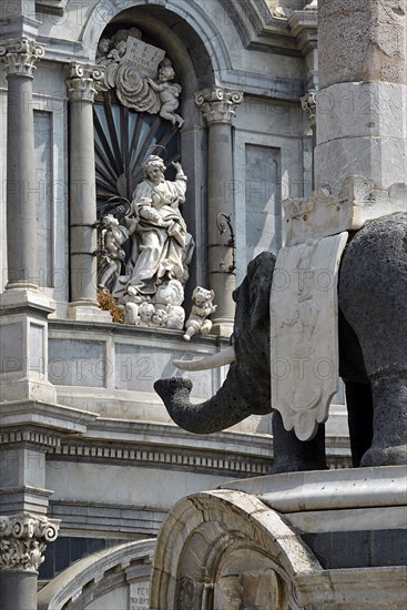 Fontaine de l'Eléphant et Cathédrale de Sant'Agata à Catane (Sicile)