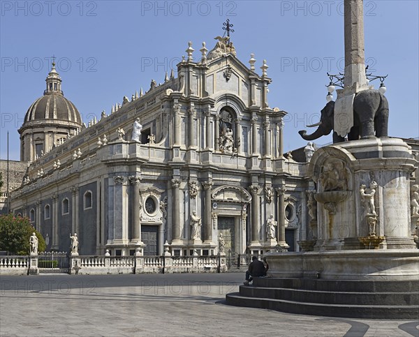 Fontaine de l'Eléphant et Cathédrale de Sant'Agata à Catane (Sicile)