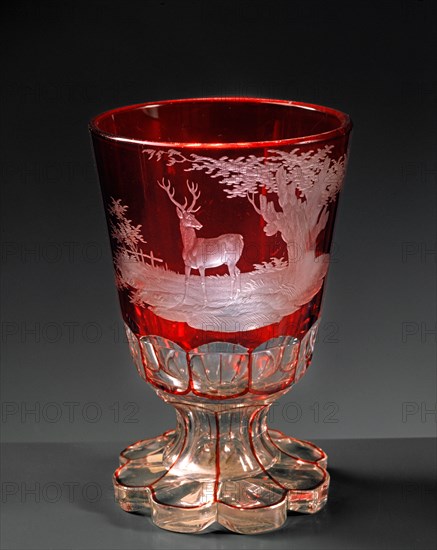 Verre à pied en cristal de Bohême rouge, à décor de chasse