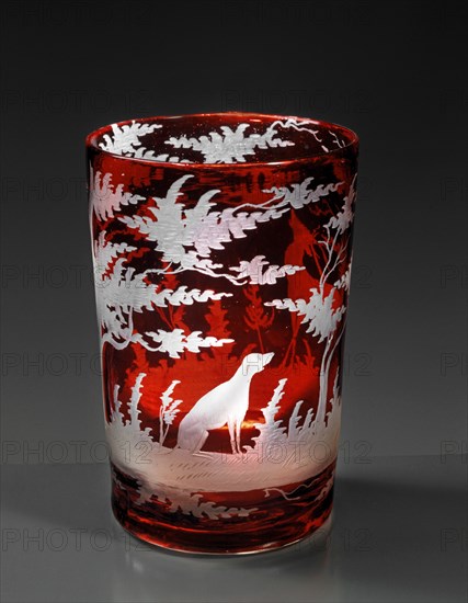 Verre à pied en cristal de Bohême rouge, à décor de chasse