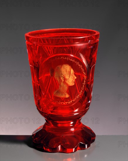 Verre en cristal de Bohême, de couleur rubis, avec tête féminine gravée en or dans un médaillon