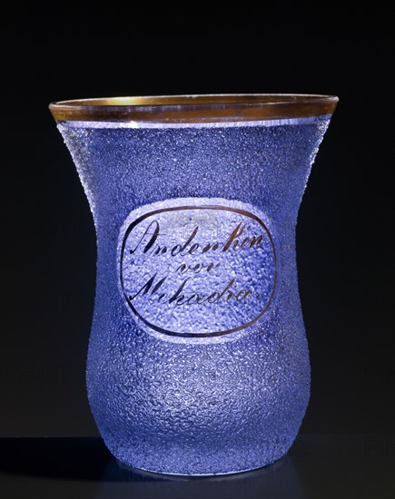 Verre souvenir en verre transparent avec applications de perles de verre bleues (Glasperlen)